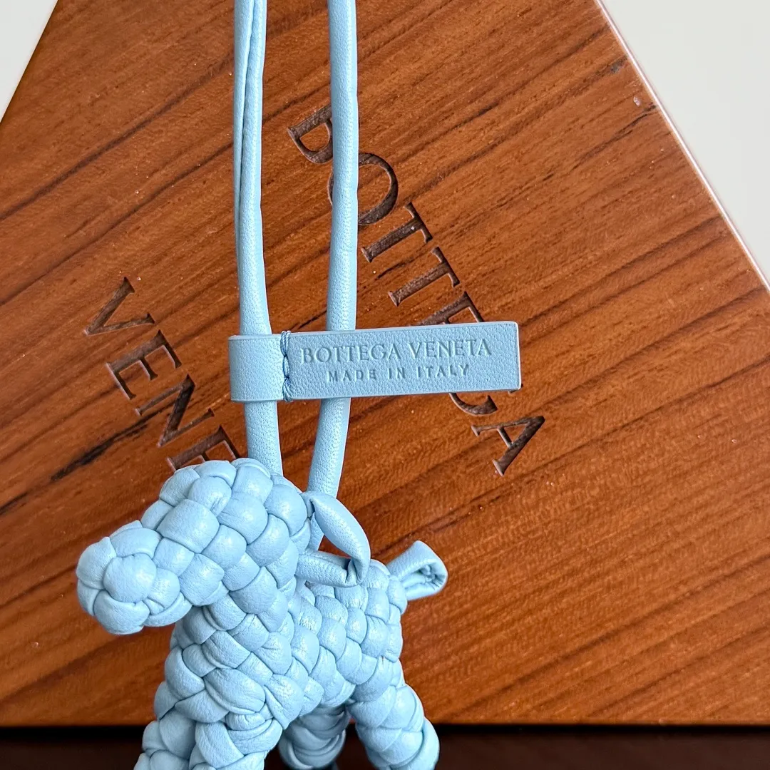 Batch 540 BOTTEGA VENETA2025 new puppy🐕 style pendant Braided puppy is online😎 Leather braided puppy style pendant can be hung on any handbag, and it is as cute, delicate and colorful as it matches with a bag. Cute and cute, it will touch your heart at any time. It can be hung on bags or keychains. Who can resist such a cute puppy? Style number: 807068